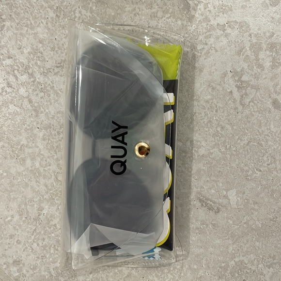 NWT Quay Australia Vivienne Aviator Sunglasses in Black/Smoke - Picture 5 of 5